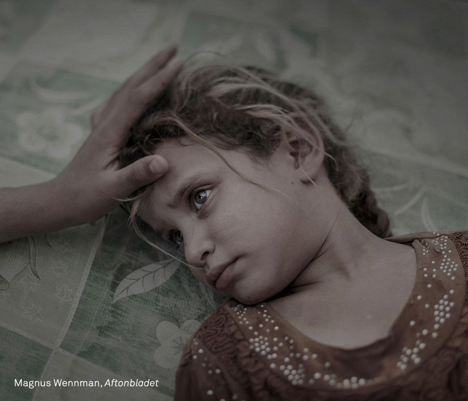 Maha (5) es consolada por su madre, en el campamento de refugiados de Debaga en el noreste de Iraq, en septiembre. Una semana antes, Maha y su familia habían huido de la ciudad de Hawija, a 160 kilómetros al sur de Mosul. Hawija había estado bajo el control del grupo del Estado Islámico (IS) desde agosto de 2014, y fue el último bastión principal de IS en la provincia de Kirkuk, rica en petróleo, cuando las tropas iraquíes recuperaron territorio en su movimiento hacia Mosul. En ese momento, unos 400.000 civiles permanecieron atrapados en Hawija y sus zonas periféricas, con poca comida o medicamentos, bajo un bloqueo de la IS que impidió la ayuda humanitaria.