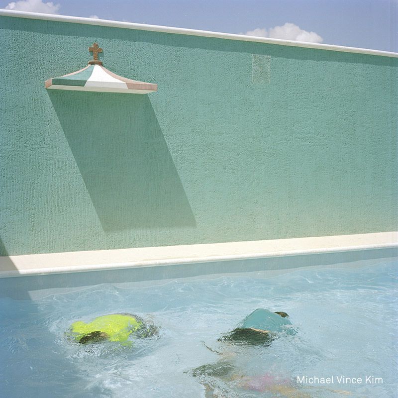 Jóvenes coreanos-mayas juegan en la piscina en la fiesta de cumpleaños número 90 de Joaquin Poot Lee, un pariente de segunda generación.