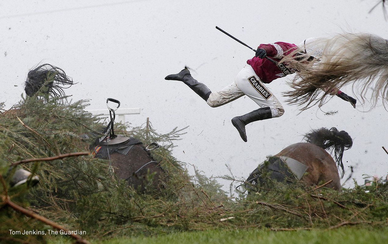 La jinete Nina Carberry despega de su caballo a Sir Des Champs (izquierda) mientras caen en The Chair fence durante la carrera de obstáculos Grand National, en el hipódromo de Aintree, Liverpool, Reino Unido, el 9 de abril. Un segundo caballo, Por su cuenta (derecha) también cayó en la cerca, momentos antes de que Sir Des Champs intentara saltar. Ninguno de los caballos o jinetes involucrados resultó herido.