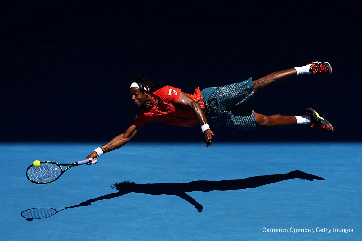 Gael Monfils de Francia se sumerge en un golpe de derecha, durante su partido de cuarta ronda contra Andrey Kuznetsov de Rusia, en el Campeonato de Australia de tenis 2016 en Melbourne Park, Melbourne, Australia, el 25 de enero. Monfils cortó y magulló su mano y requirió un descanso médico, pero luego ganó el partido.
