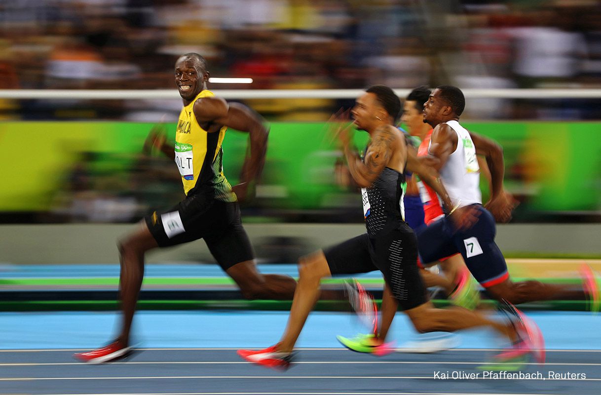 El jamaicano Usain Bolt sonríe mientras mira hacia atrás mientras gana la carrera de semifinales de 100 metros en los Juegos Olímpicos de verano en Río de Janeiro, Brasil, el 14 de agosto. Terminó la carrera en 9.86 segundos. Bolt ganó una medalla de oro en las finales, convirtiéndose en el primer atleta en ganar tres títulos olímpicos de 100 metros. También ganó oro en la carrera de 200 metros y el relevador de 4x100 metros, obteniendo así el triple triple: tres medallas de oro en tres jornadas consecutivas. Bolt más tarde perdió este estado, luego de que un compañero de equipo fuera encontrado culpable de una violación por dopaje y el equipo de relevos jamaicano 2016 fue despojado de su medalla de oro.