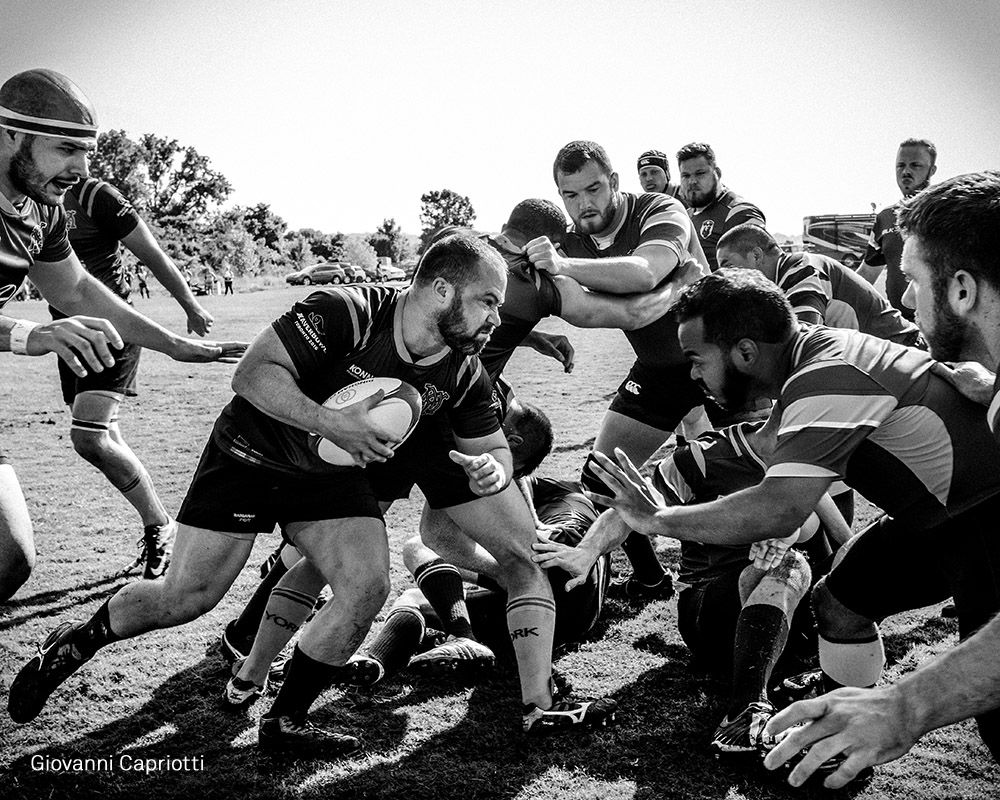 Muddy York's Michael Smith lleva la pelota en un partido contra los Nashville Grizzlies, durante una semifinal del Hoagland Shield, en Nashville, Tennessee, EE. UU. Los Grizzlies ganaron 15-0.