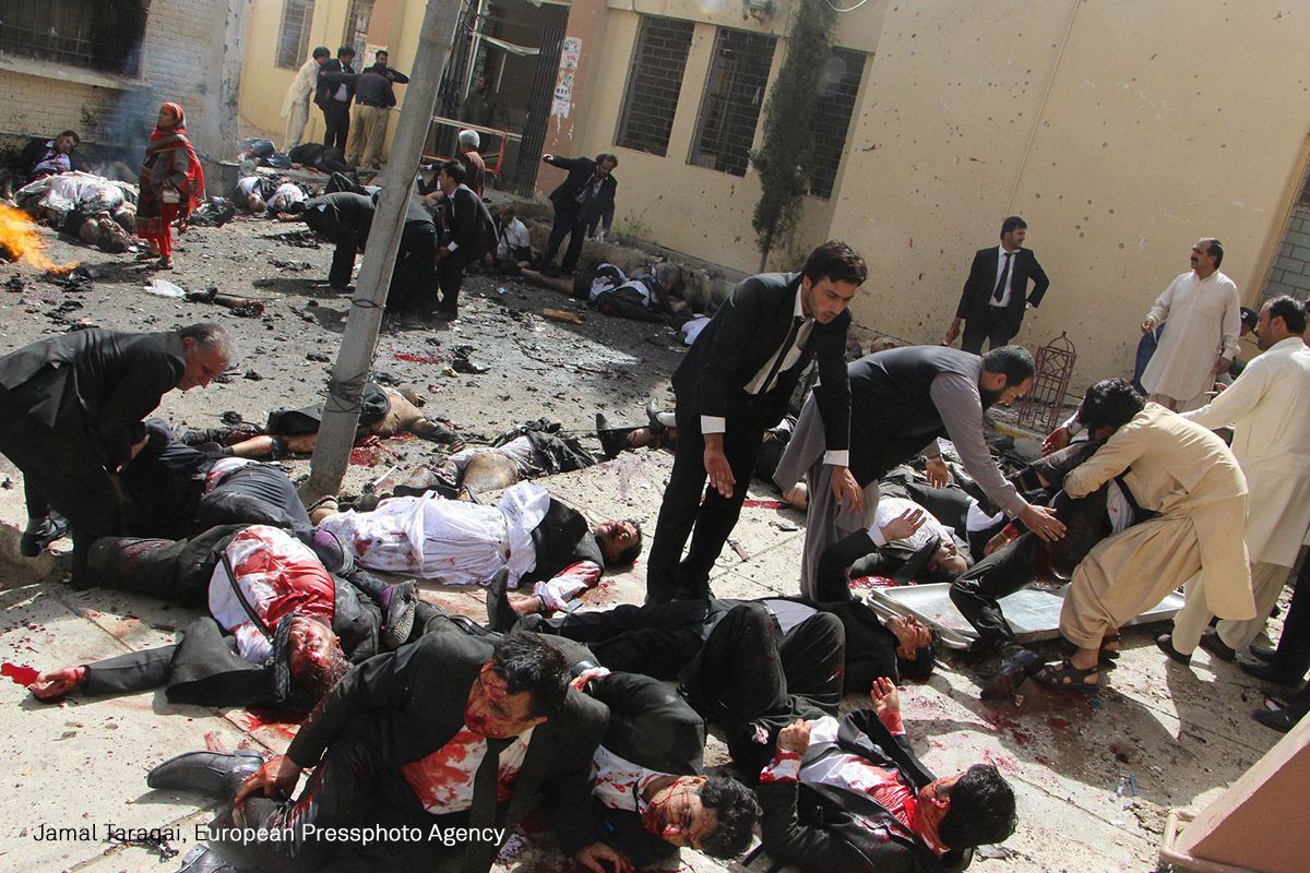 Los supervivientes y curiosos ayudan a los heridos en un ataque suicida con bomba en el Hospital Civil de Quetta, Baluchistán, Pakistán, el 8 de agosto. Unos 200 abogados, junto con periodistas, se habían reunido fuera del hospital después del tiroteo anterior en el día del presidente del Consejo del Bar Baluchistán, Bilal Anwar Kasi. Jamaat-ul-Ahrar, un grupo escindido de los talibanes de Pakistán, se atribuyó la responsabilidad del ataque, en el que al menos 70 personas murieron y más de 100 resultaron heridas. El personal médico del hospital dijo que 60 de los asesinados eran abogados. Baluchistán, que limita con Irán y Afganistán, se ve afectado por la violencia sectaria sunita-chiíta y por una insurgencia étnica separatista de Baloch. Los abogados forman un objetivo particular de los ataques, que tienen un impacto severo en el sistema judicial.