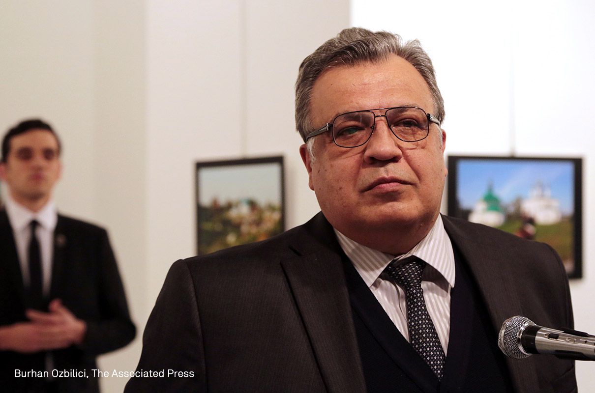 El embajador ruso en Turquía, Andrey Karlov, habla en una galería de arte en Ankara.