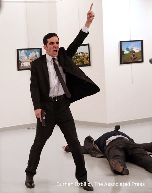 Mevlüt Mert Alt?nta? grita después de disparar al embajador ruso Andrey Karlov, en una galería de arte en Ankara.
