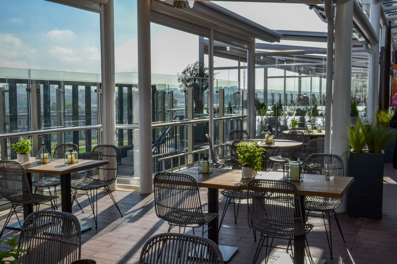 La terraza es la gran apuesta, con unas vistas espectaculares de Madrid.