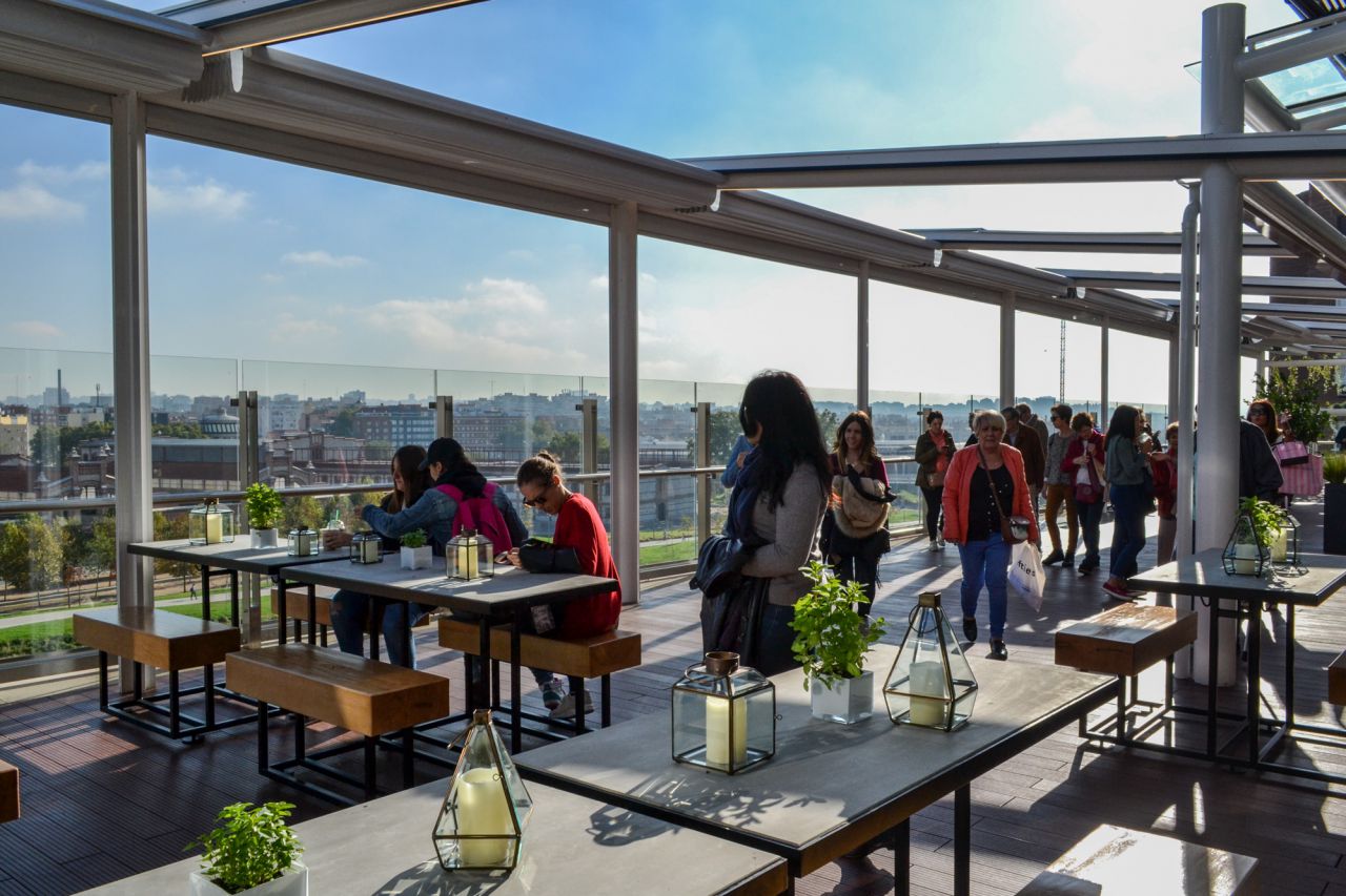 La terraza es la gran apuesta, con unas vistas espectaculares de Madrid.