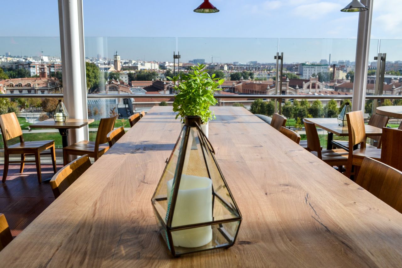 La terraza es la gran apuesta, con unas vistas espectaculares de Madrid.