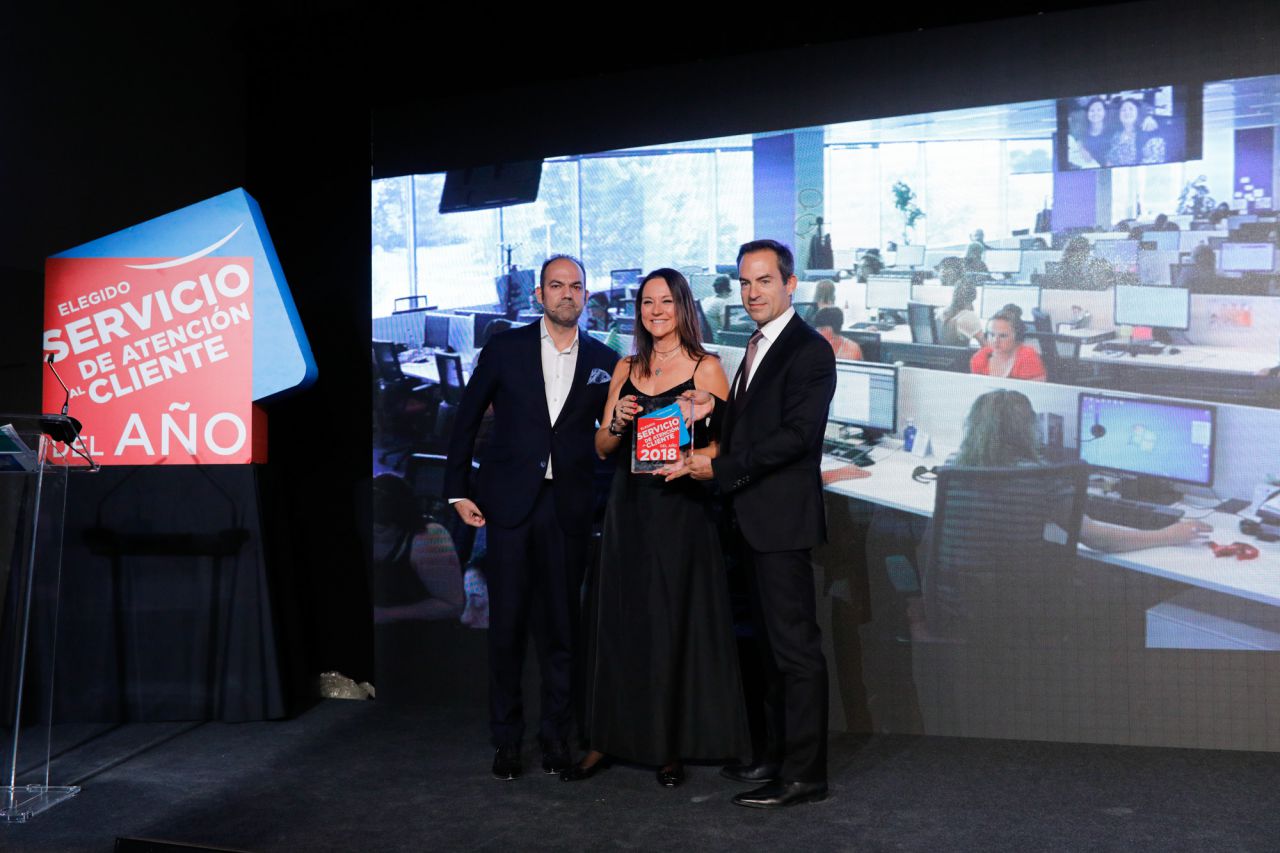 Elegido Servicio de Atención al Cliente del Año 2018 en la categoría de Anuncios On-line: SCHIBSTED SPAIN. Recogen el premio Estanis Martín de Nicolás y Encarna Castón, Consejero Delegado y Directora de Atención al Cliente de Schibsted Spain.