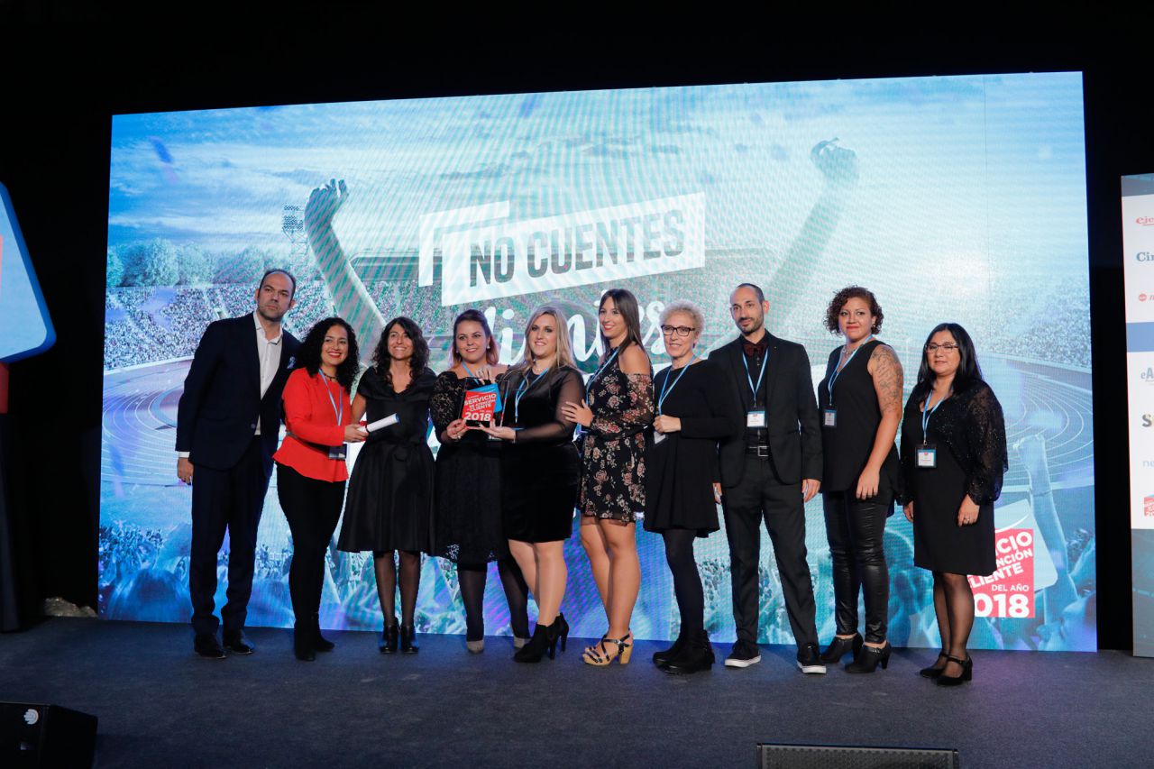 Elegido Servicio de Atención al Cliente del Año 2018 en la categoría de Organismos de Crédito: COFIDIS. Recoge el premio Rosa Gallego, Responsable del Departamento de Relación Cliente de Cofidis junto a su equipo.