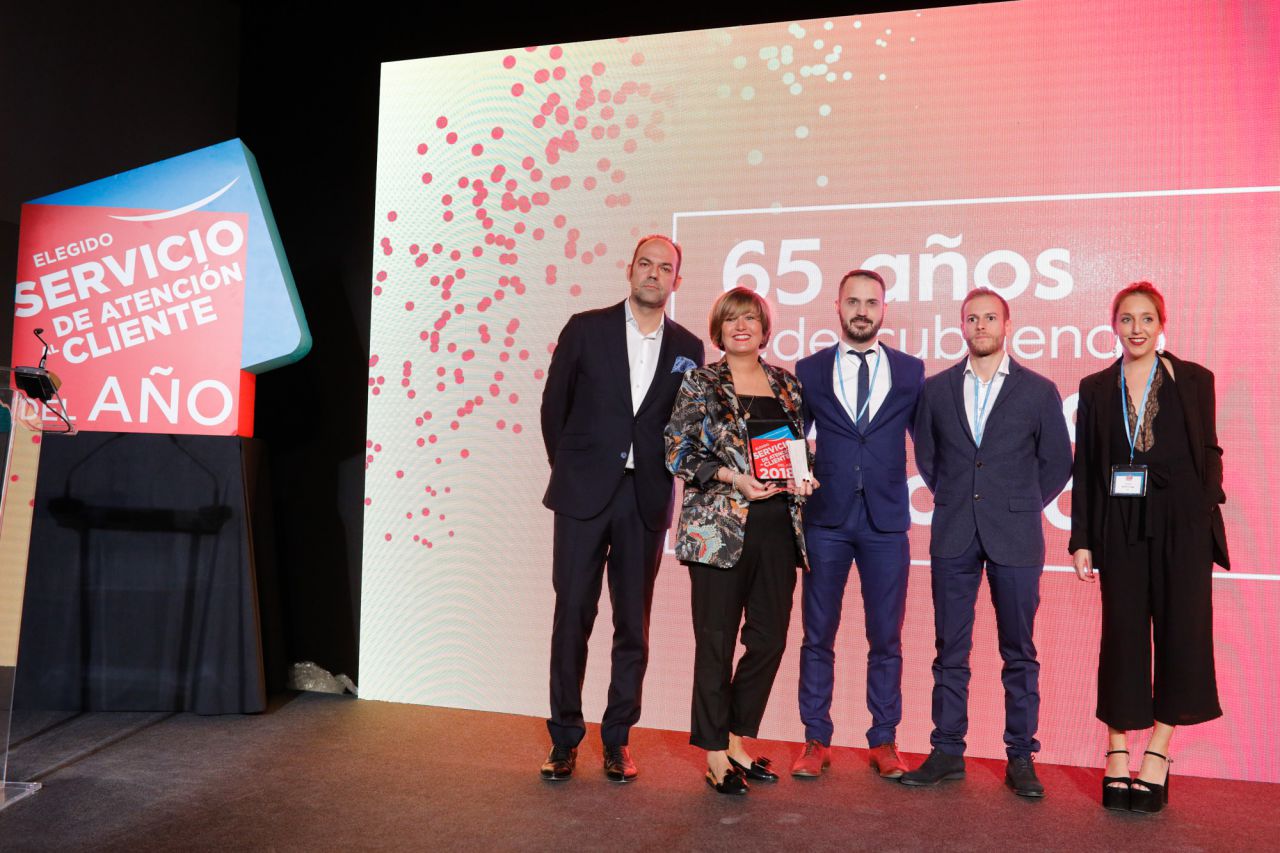 Elegido Servicio de Atención al Cliente del Año 2018 en la categoría de Sistemas de Audición y Óptica: AMPLIFON - SOLUCIONES AUDITIVAS. Recogen el premio Luisiana Zanchi y Albert Sala, Marketing & Digital Specialist y Digital Marketing Manager de Amplifon,