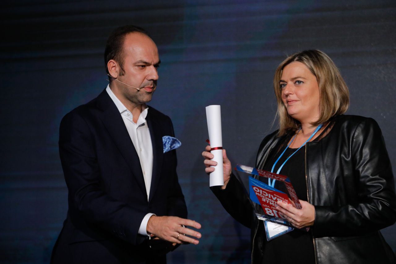 Elegido Servicio de Atención al Cliente del Año 2018 en la categoría de Servicios de Pago a Empresas: EDENRED ESPAÑA. Recoge el premio Cristina Godoy, Responsable de Customer Experience de Edenred.