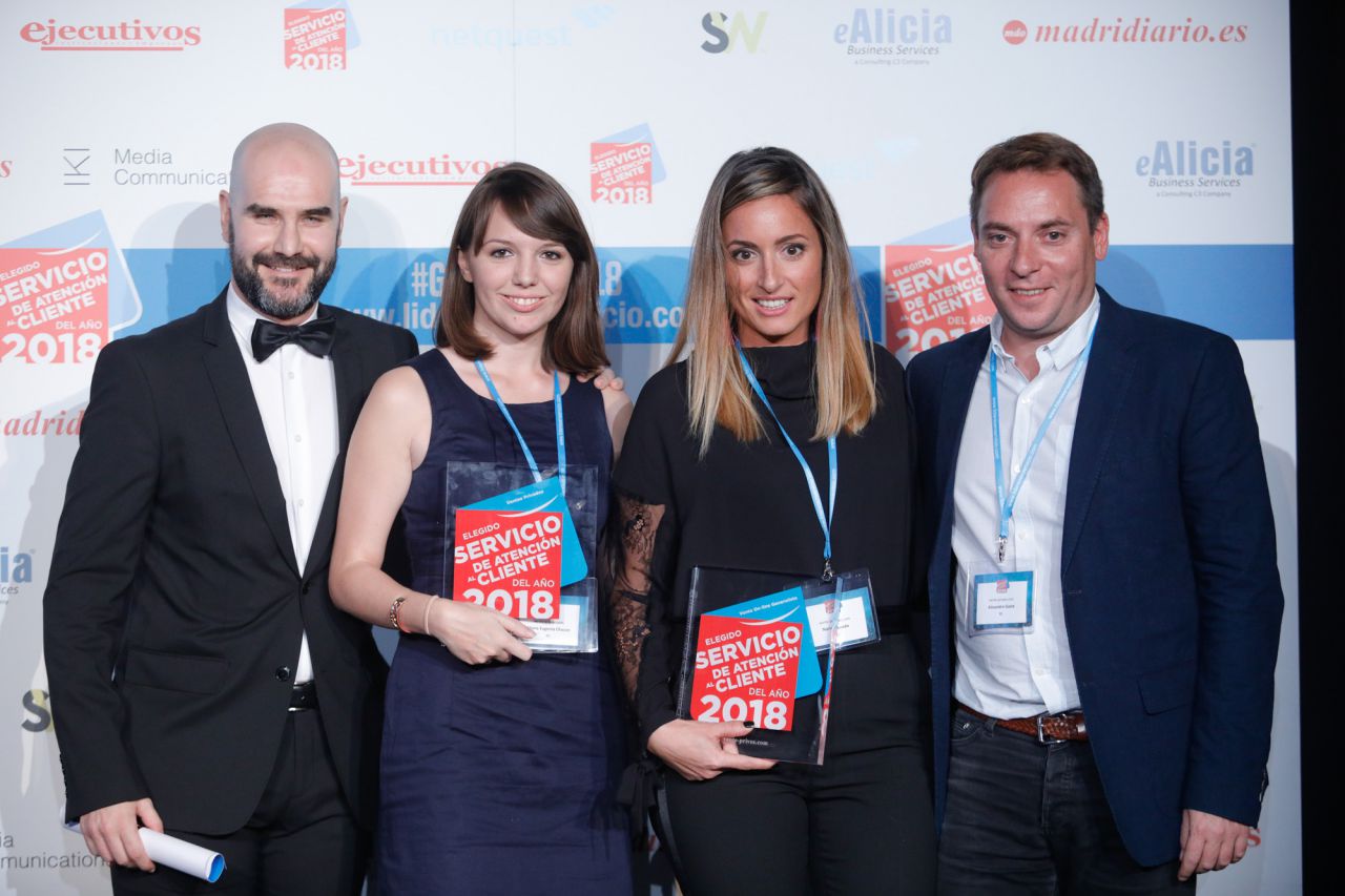 Elegido Servicio de Atención al Cliente del Año 2018 en las categorías de Venta On-line Generalista y Ventas Privadas: vente-privee.com. Recoge el premio Sergio Vivas, Responsable del Equipo España de vente-privee.com y sus compañeros.