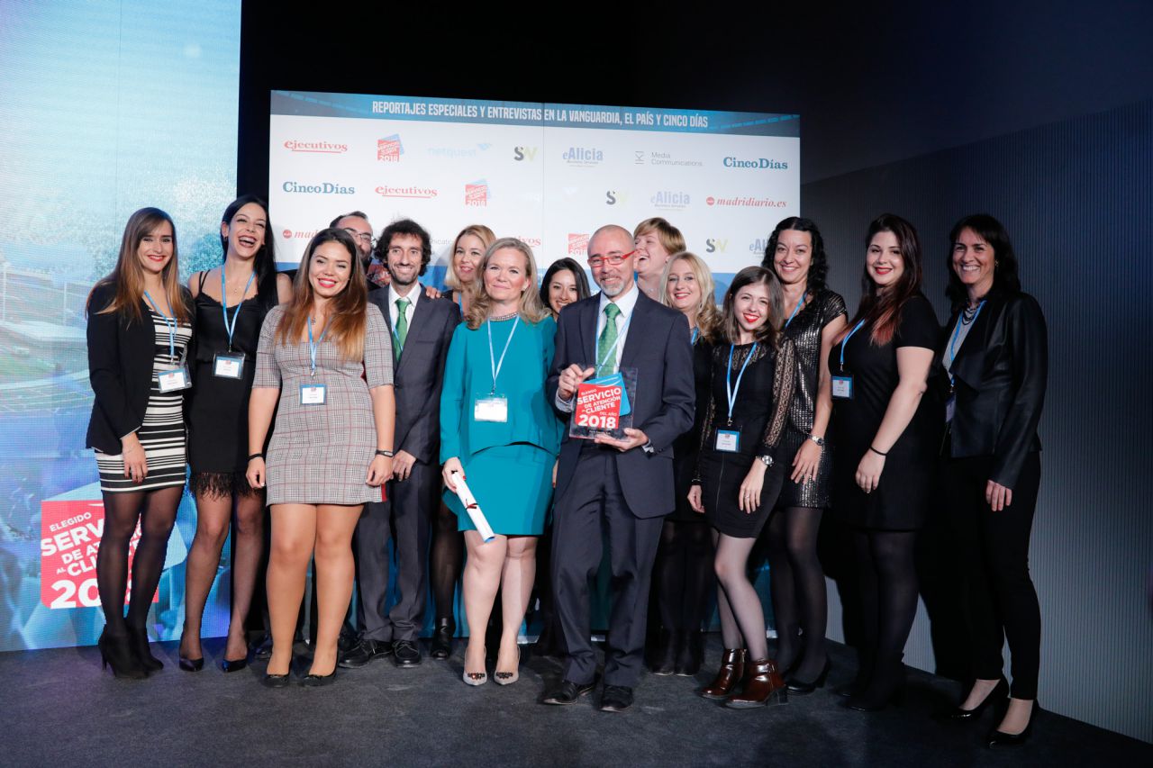 Elegido Servicio de Atención al Cliente del Año 2018 en la categoría de Proveedores de Energía: FENÍE ENERGÍA Recogen el premio Isabel Reija, Paula Román y Francisco López, CEO, Dirección de Desarrollo Comercial y Responsable de Atención al Cliente de Feníe Energía.