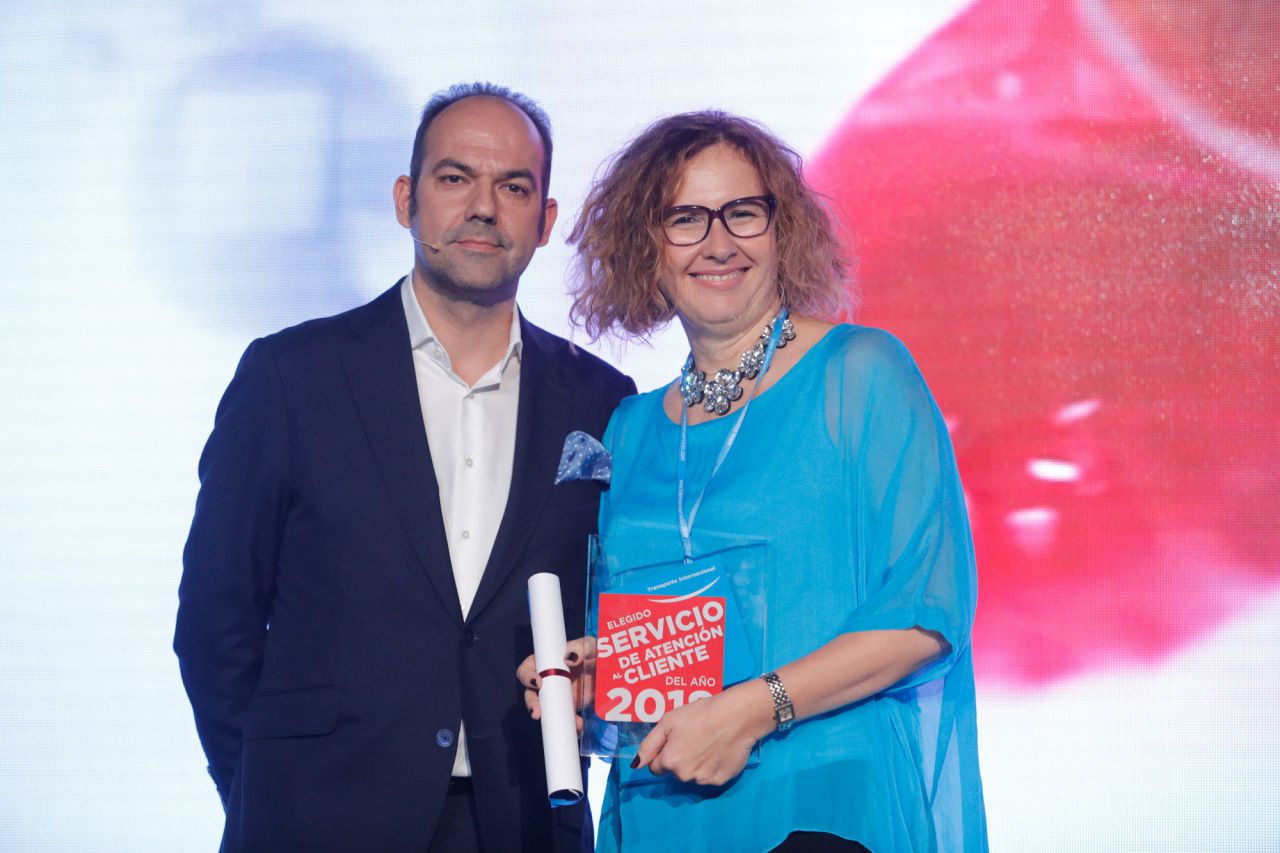 Elegido Servicio de Atención al Cliente del Año 2018 en la categoría de Transporte Internacional: DHL EXPRESS. Recoge el premio Carlota Arbó, Responsable del Front Line de DHL Express.