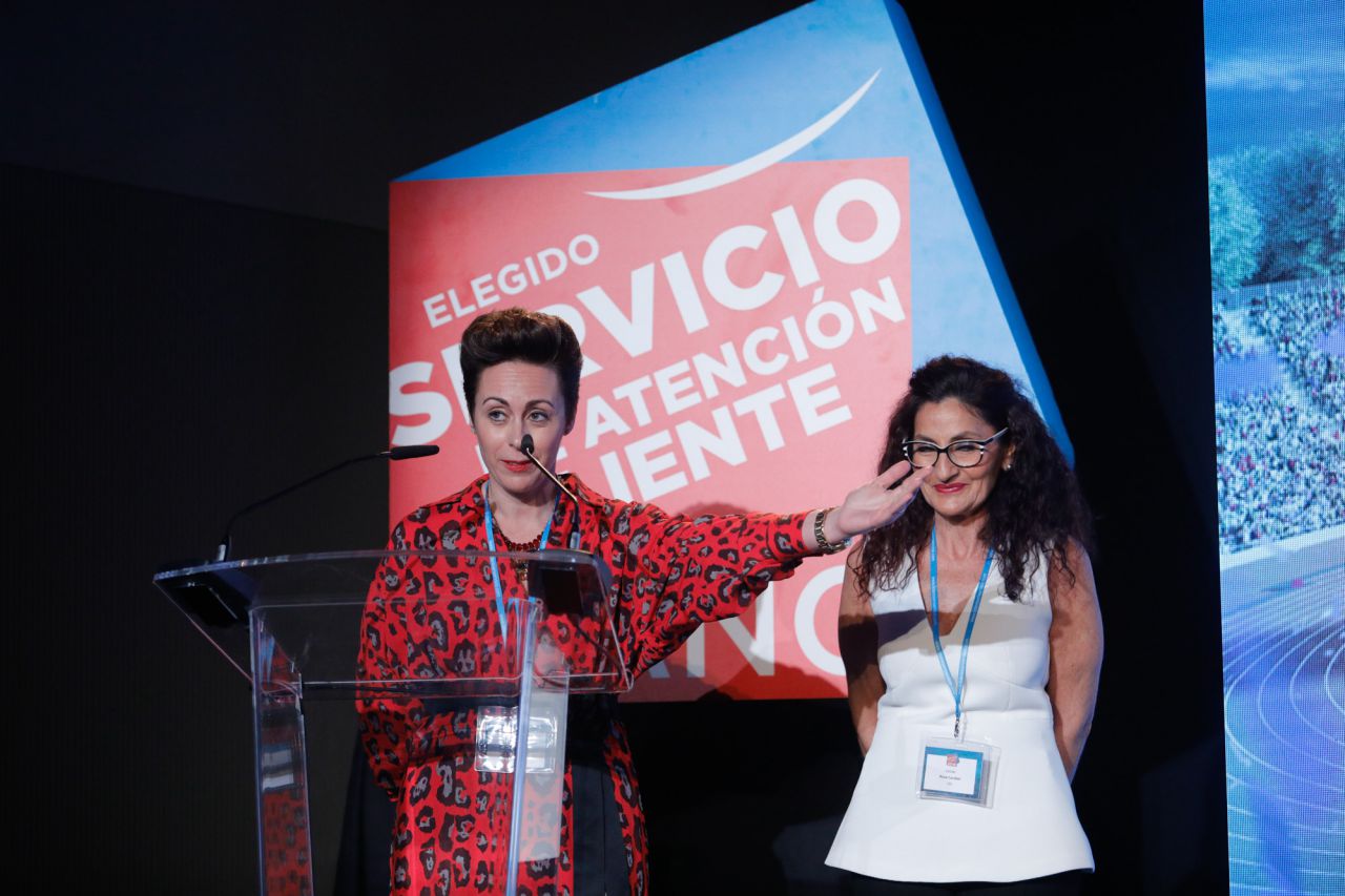 Elegido Servicio de Atención al Cliente del Año 2018 en las categorías de Gran Distribución y Clubs de Fidelización: EROSKI y EROSKI CLUB. Recogen los premios Rosa Carabel, Alberto Cañas, Josu Madariaga y Ainara Llona, Directora General, Director de Planificación, Adecuación y Cliente, Responsable Cliente, Responsable SAC de Eroski.