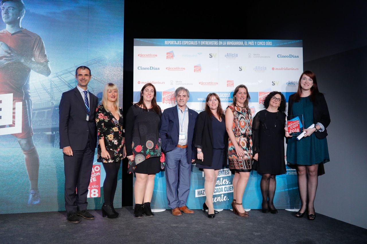 Elegido Servicio de Atención al Cliente del Año 2018 en la categoría de Material de Oficina: PICKING PACK. Recoge el premio Karla Fortuny, Responsable de Atención al Cliente de Picking Pack junto a su equipo.