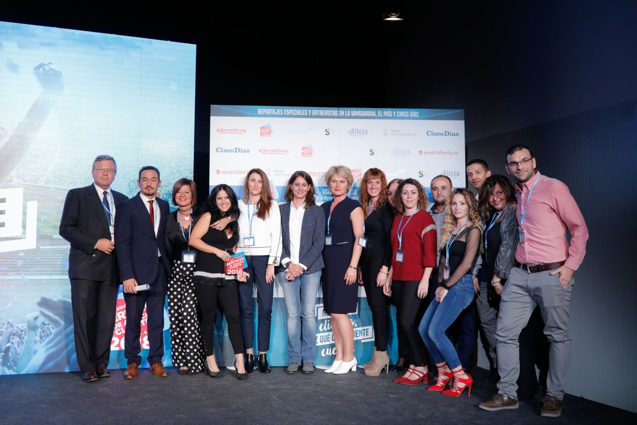 Elegido Servicio de Atención al Cliente del Año 2018 en la categoría de Paquetería Urgente: CORREOS EXPRESS. Recogen el premio Norberto Ruiz y Pedro Galán, Responsable Nacional de Atención al Cliente y Subdirector de Servicios al Cliente de Correos Express.