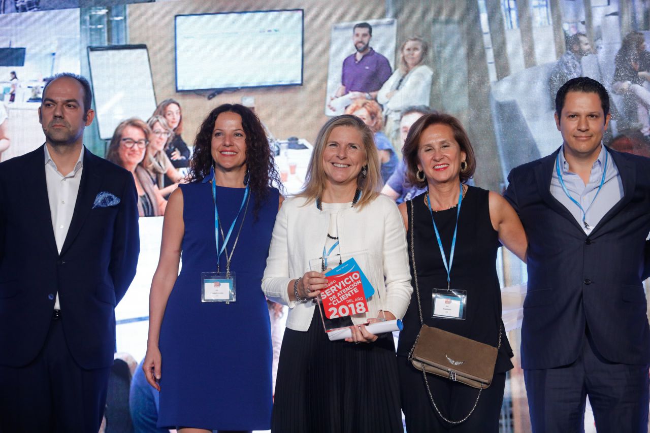 Elegido Servicio de Atención al Cliente del Año 2018 en la categoría de Banca On-line: ING. Recogen el premio Gloria Lasic, Ana Barón y Elisabeth Lindon, Directora de Atención al Cliente, RRSS y Ayuda Online, Directora de Contact Center Externo y Directora de Contact Center Interno de ING España.