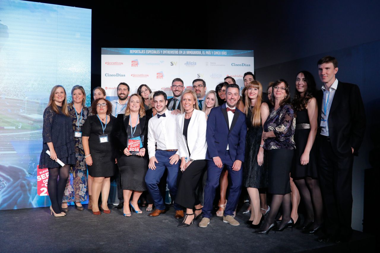 Elegido Servicio de Atención al Cliente del Año 2018 en la categoría de Seguros de Automóvil: DIRECT SEGUROS. Recogen el premio Silvia Gayo, Julie Soucasse y Paula Astiz, Directora de Operaciones, Responsable de la plataforma de Relación Cliente y Responsable de Canales Digitales de Direct Seguros.