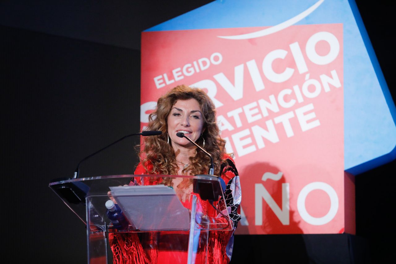 Blanca Gener da la bienvenida a los premiados.