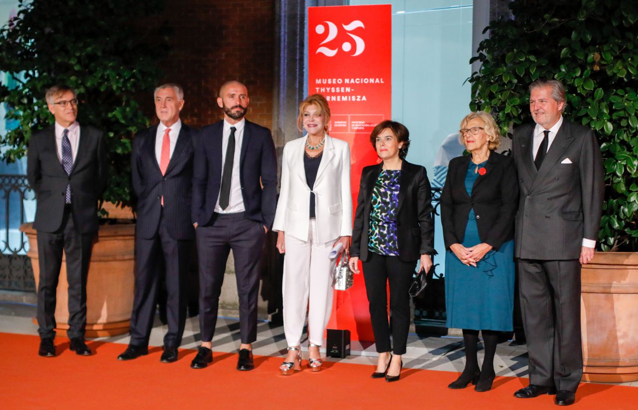 De izquierda a derecha: Guillermo Solana, director del Museo Thyssen-Bornemisza, Jaime Miguel de los Santos González Consejero de Cultura,Turismo y Deportes, Carmen Thyssen, Soraya Sáenz de Santamaría, vicepresidenta del Gobierno, Manuela Carmena, alcaldesa de Madrid, y Íñigo Méndez de Vigo, ministro de Educación, Cultura y Deporte.