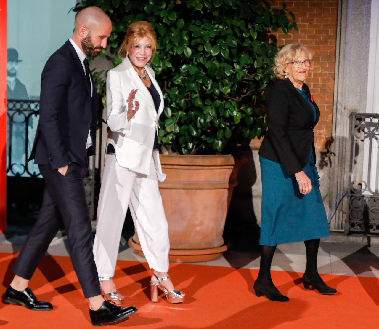 La baronesa Thyssen saluda a los medios, juanto a Jaime de los Santos y la alcaldesa, Manuela Carmena.