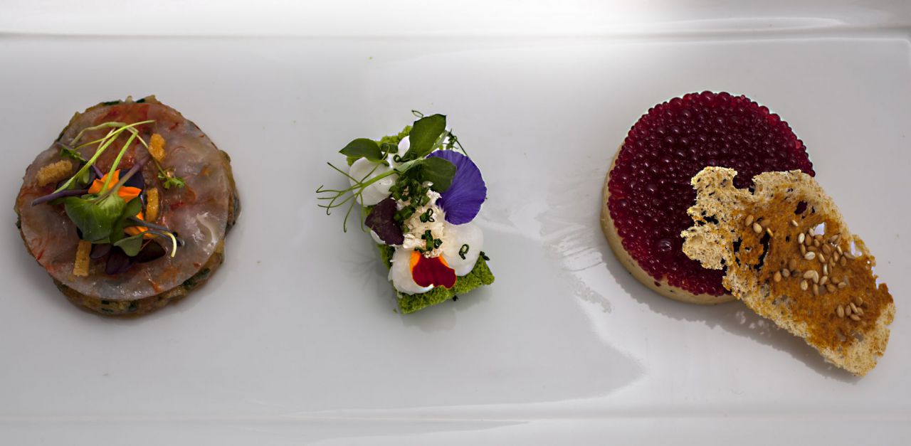 Aperitivos; parfait de foie gras con caviar de vino tinto ,Bocado de Tondeluna , Carpaccio de gambas sobre tartar de tomate.