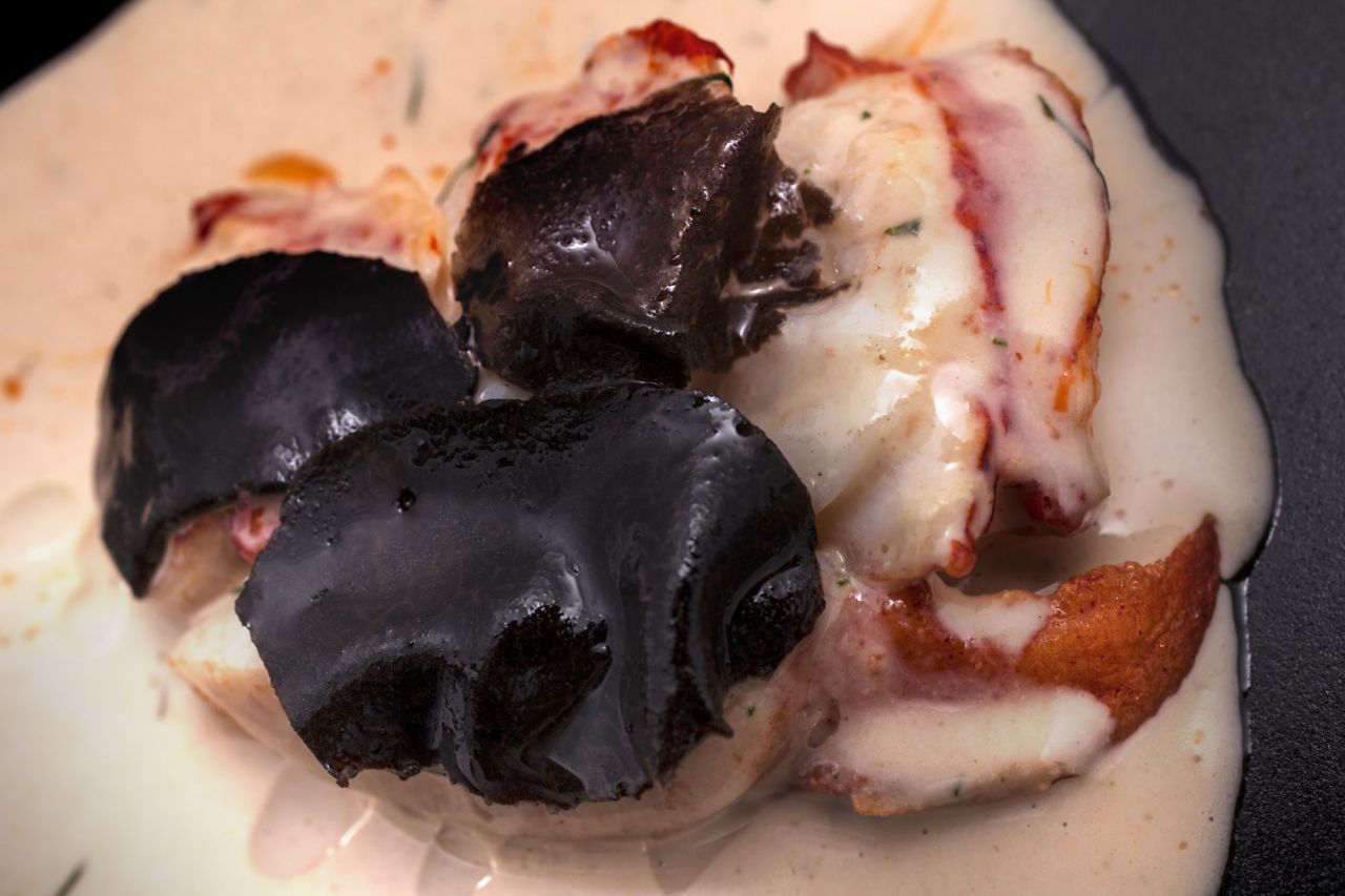 Bogavante al pil-pil de nueces y trufa melanosporum.