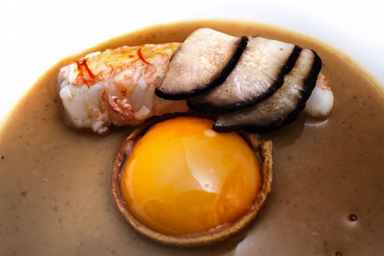 Crema de boletus con cigala a la plancha.