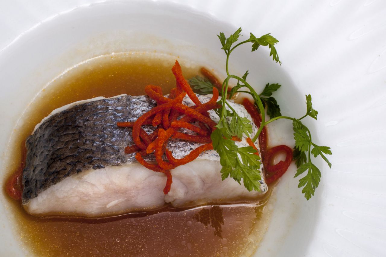 Merluza asada sobre nectar de pimientos de Rioja.