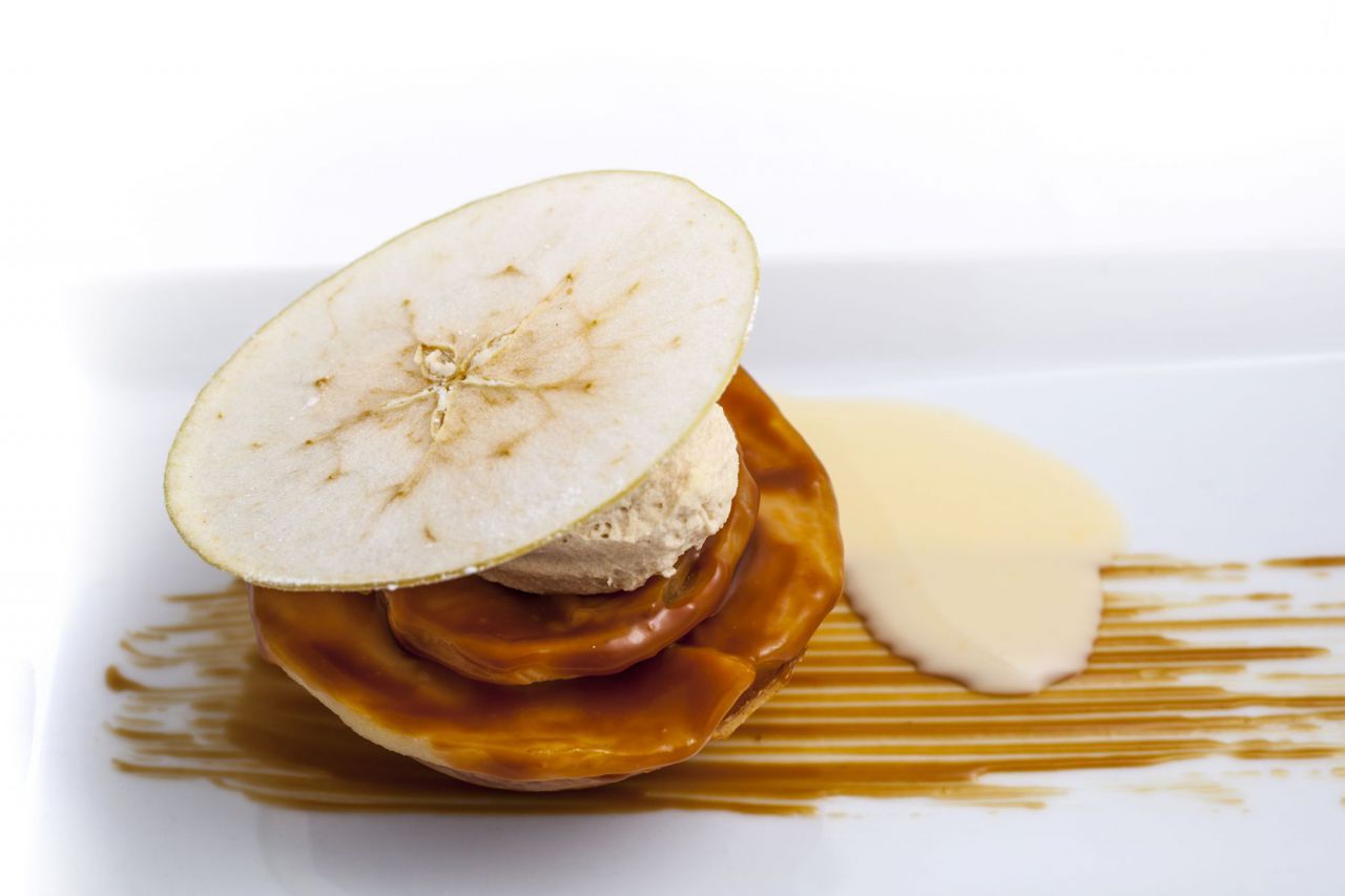 Tosta templada de queso de Cameros, manzana reineta y helado de miel, de Francis Paniego.