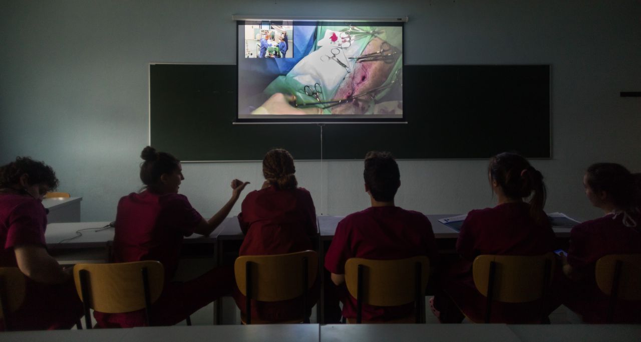 Gracias al nuevo equipamiento de los quirófanos, las operaciones son retransmitidas a los alumnos de Veterinaria de la UAX.