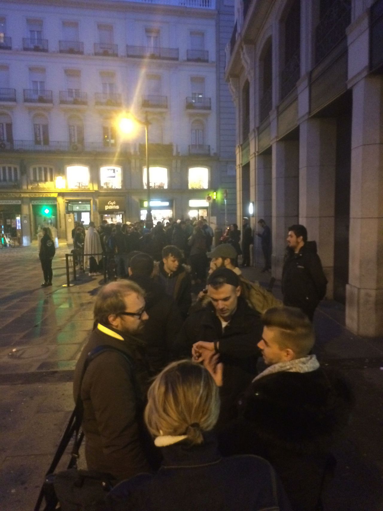 Primeras colas para la compra del Iphone X. 