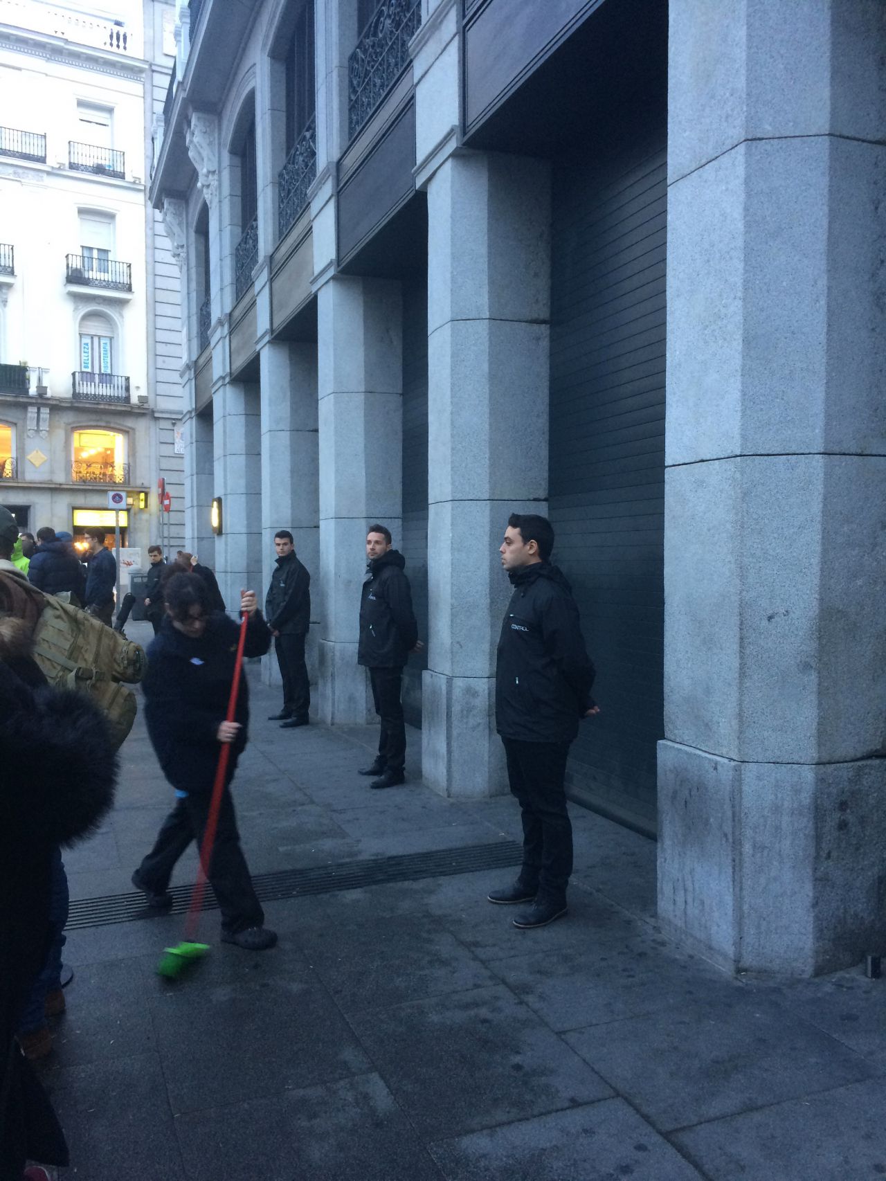 Seguridad en la tienda de Apple minutos antes de que se abrieran las puertas. 
