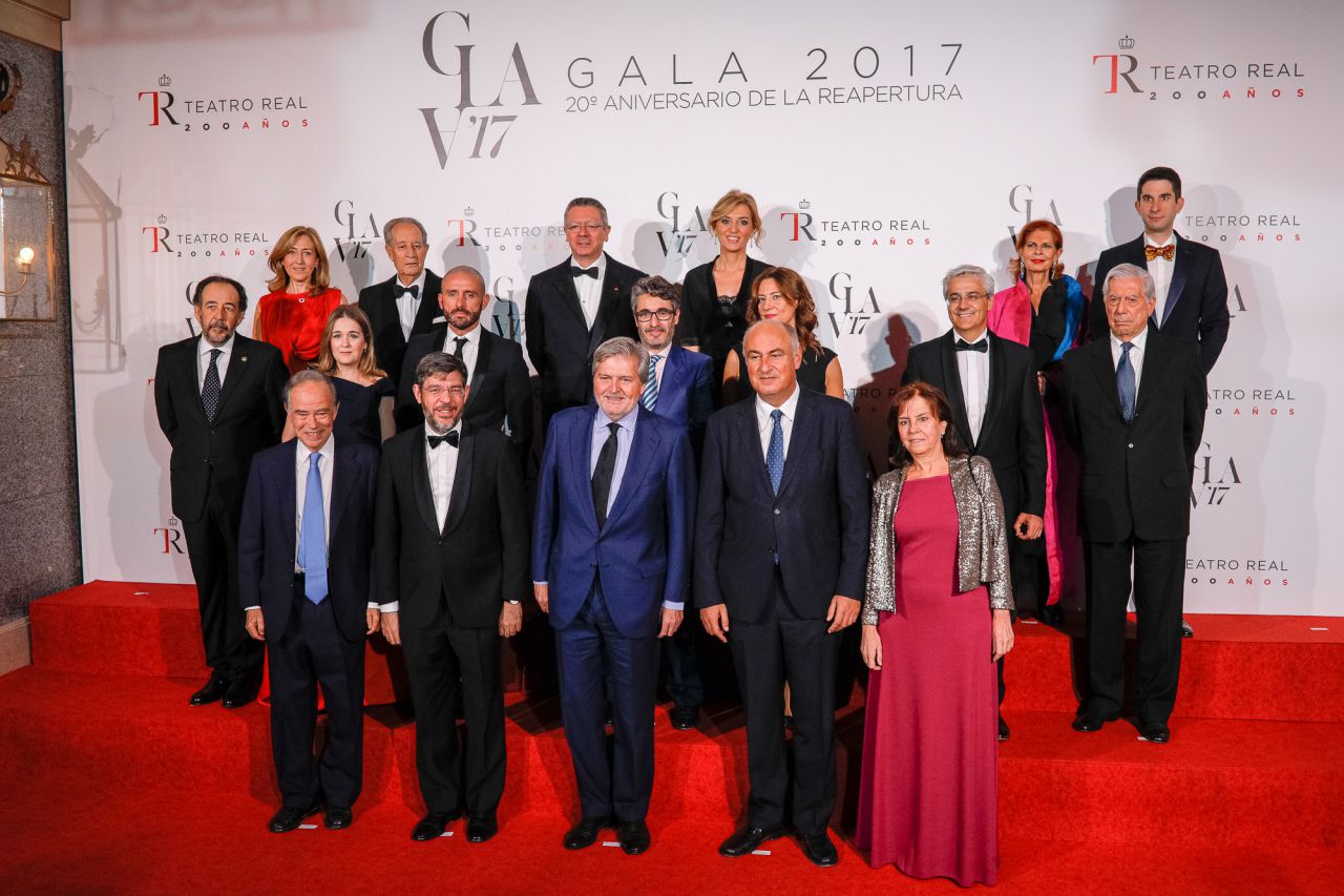 Foto de familia con el ministro de Educaión, Cultura y Deporte, Íñigo Méndez de Vigo, y el presidente del patronato del Teatro Real, Gregorio Marañon.