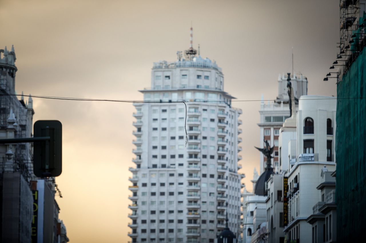 Cables para sustentar las luces de navidad en la Gran Vía.