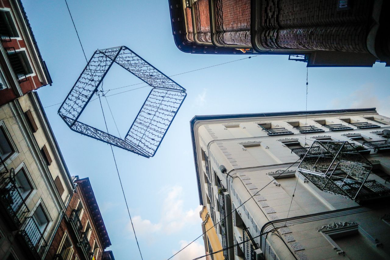 Luces de navidad en la esquina de la calle Corredera Baja de San Pablo con la calle Loreto y Chicote. 