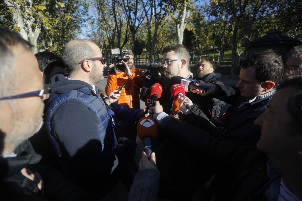 Momento en el que un técnico del Ayuntamiento de Madrid entrega la orden de desalojo al abogado de ESOA La Dragona.
