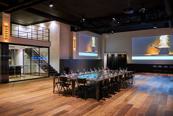 Mesa con proyecciones en el Kitchen Club Orense