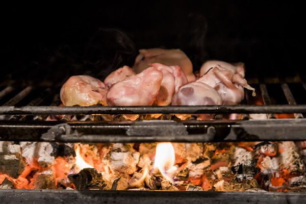Riñones de cordero lechal a la parrilla de carbón, en el Josper