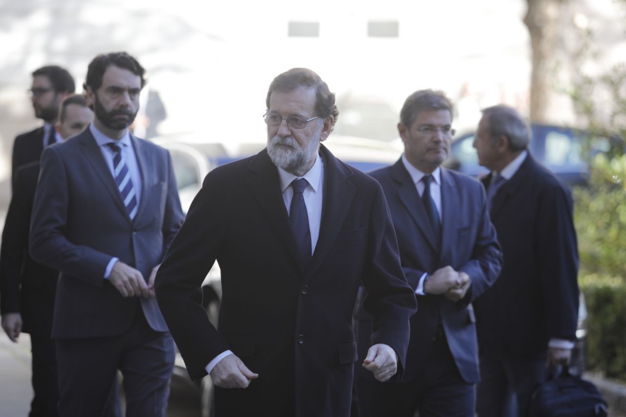 El presidente del gobierno, Mariano Rajoy, sale de la capilla ardiente de José Manuel Maza.