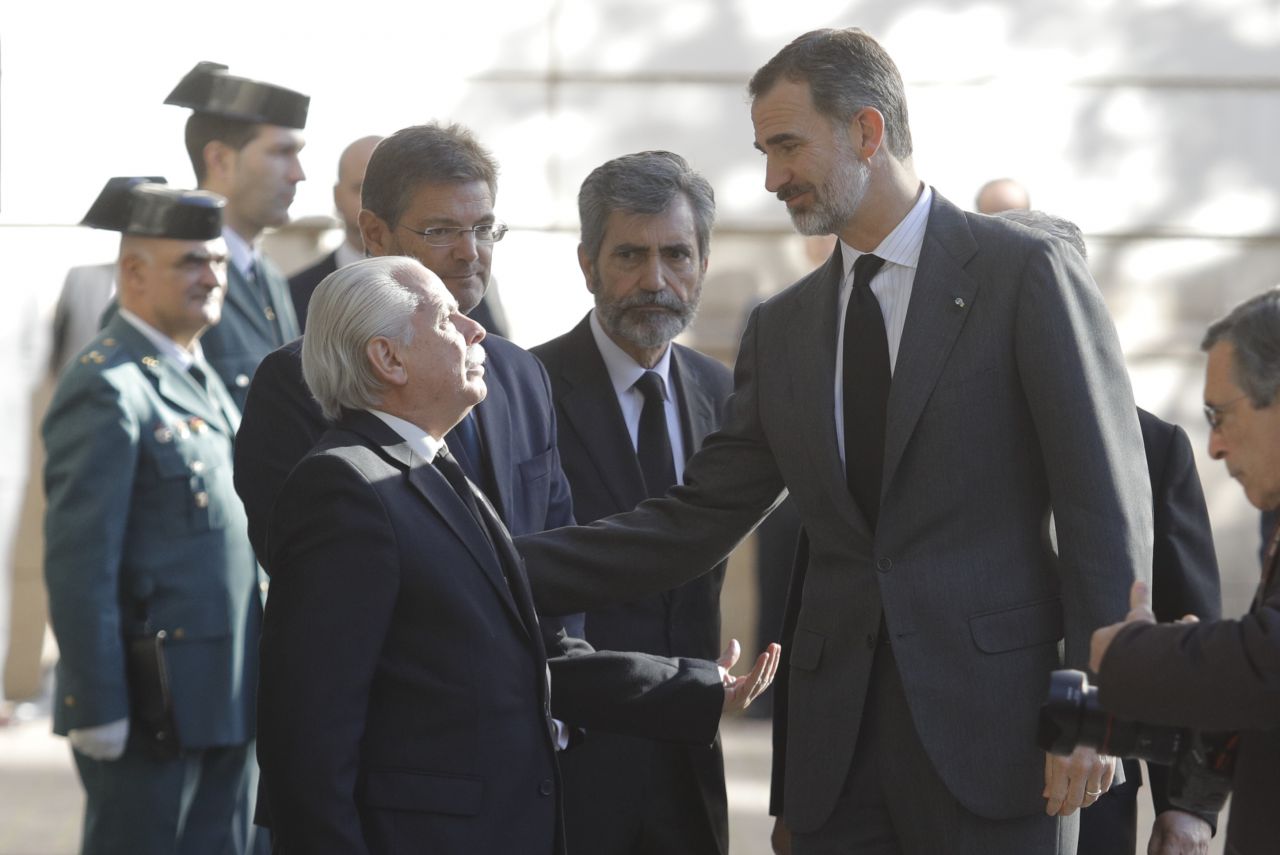 El Rey Felipe VI acude a la capilla ardiente de José Manuel Maza.