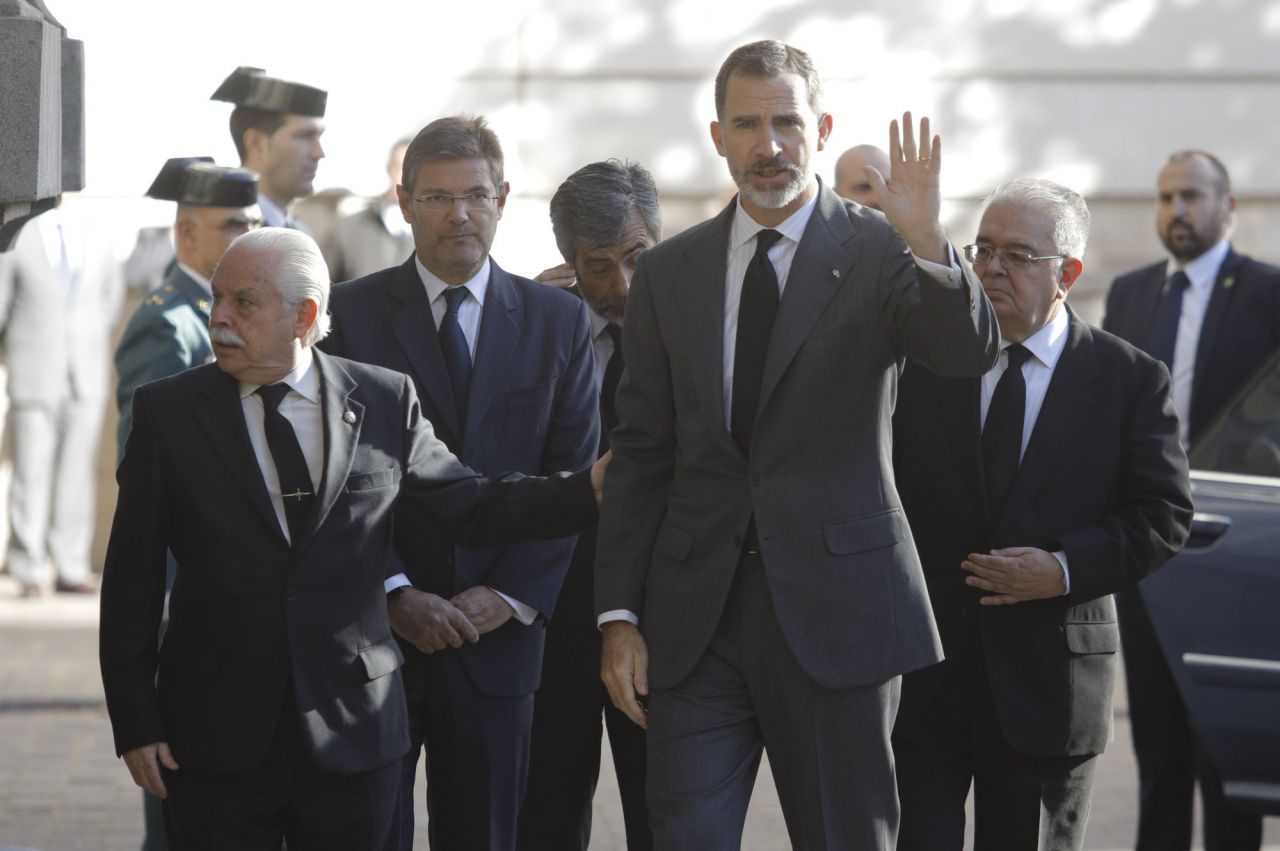 El Rey Felipe VI acude a la capilla ardiente de José Manuel Maza.
