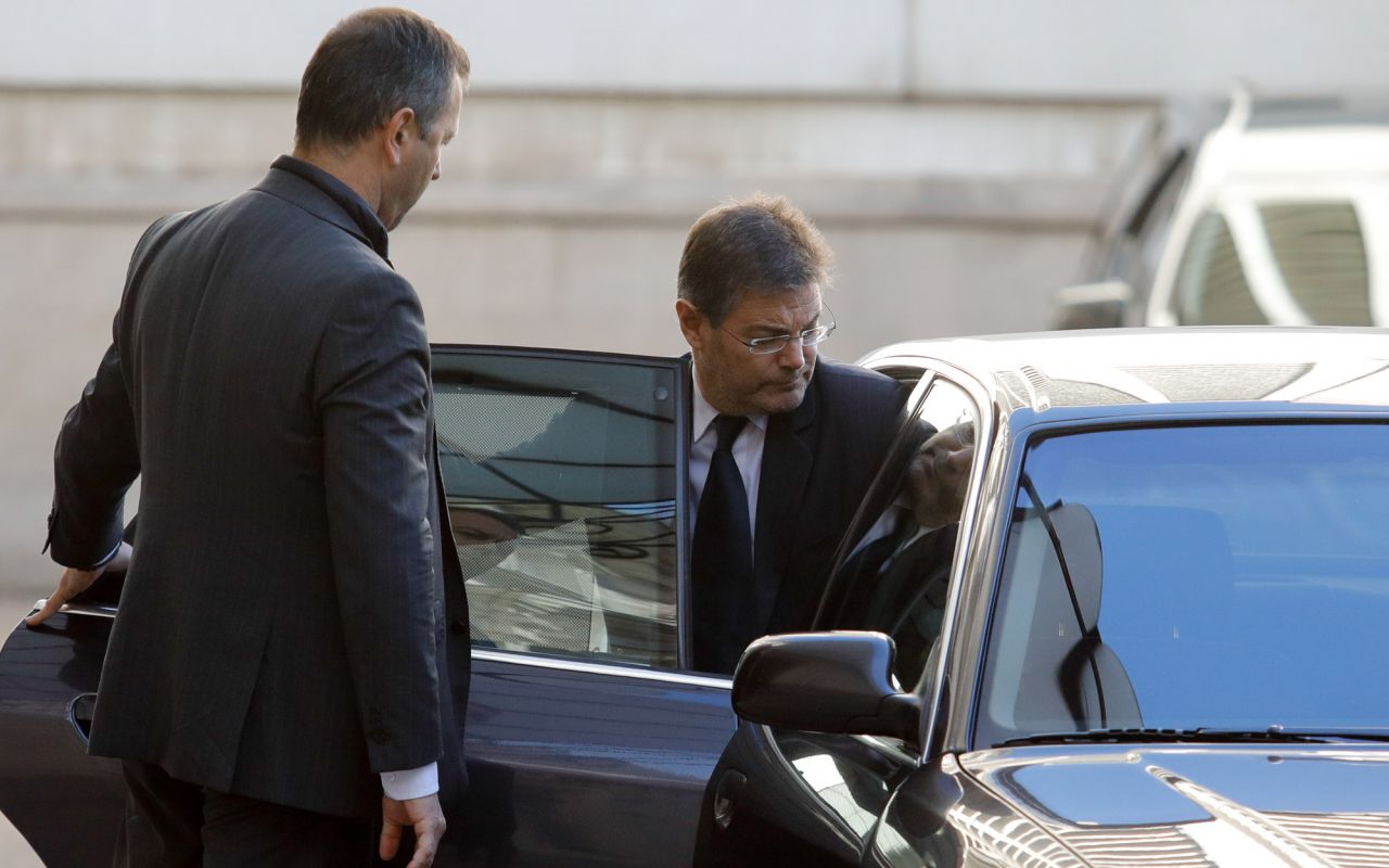 El ministro de Justicia, Rafael Catalá, cuando abandona la capilla ardiente.