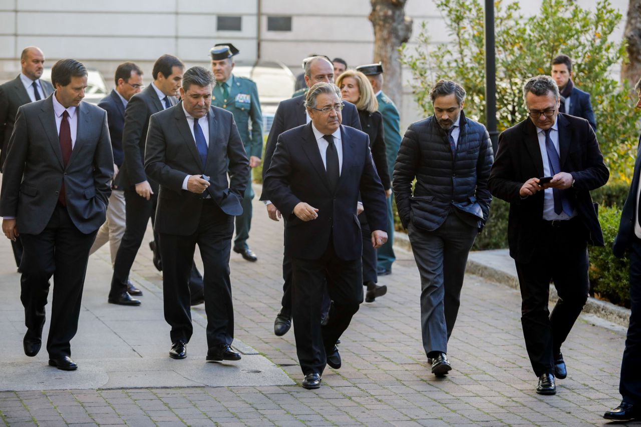 El ministro del Interior, Juan Ignacio Zoido, se dirige a atender a los medios.