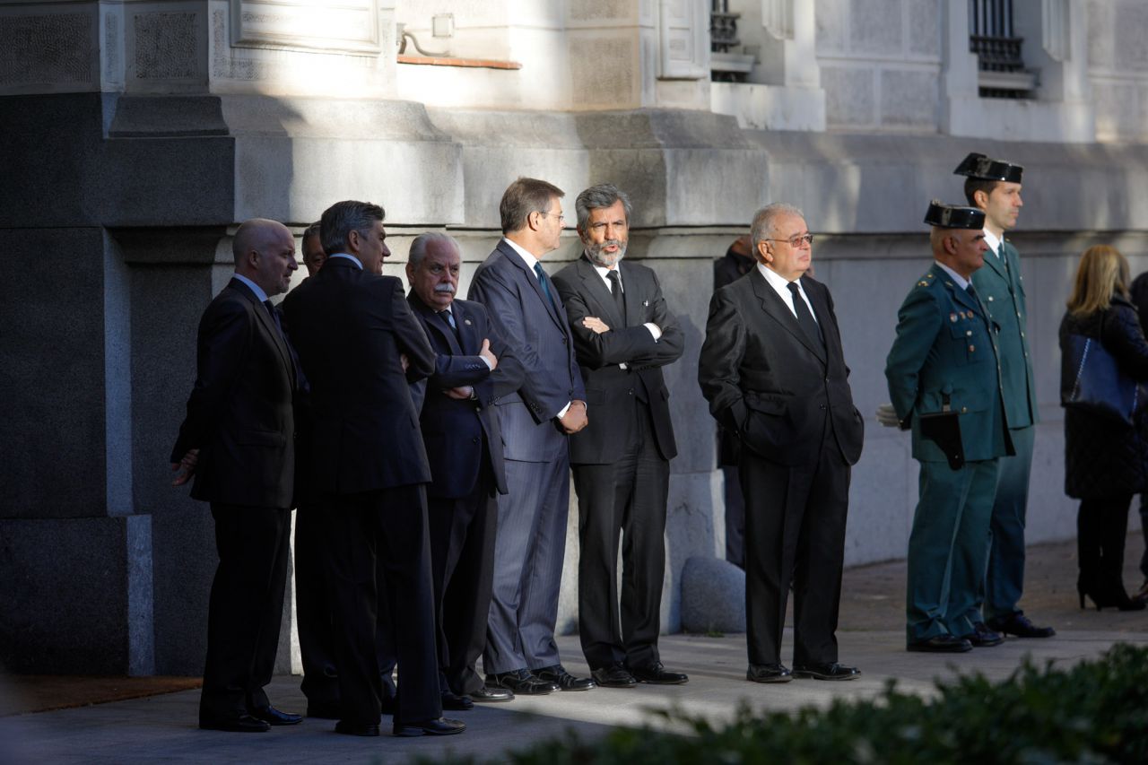 El presidente del tribunal Constitucional, Juan José González Rivas, el presidente del CGPJ y del Tribunal Supremo, Carlos Lesmes, el ministro de Justicia, Rafael Catalá, y el teniente fiscal del Estado, Luis Navajas, esperando la llegada del presidente del gobierno.