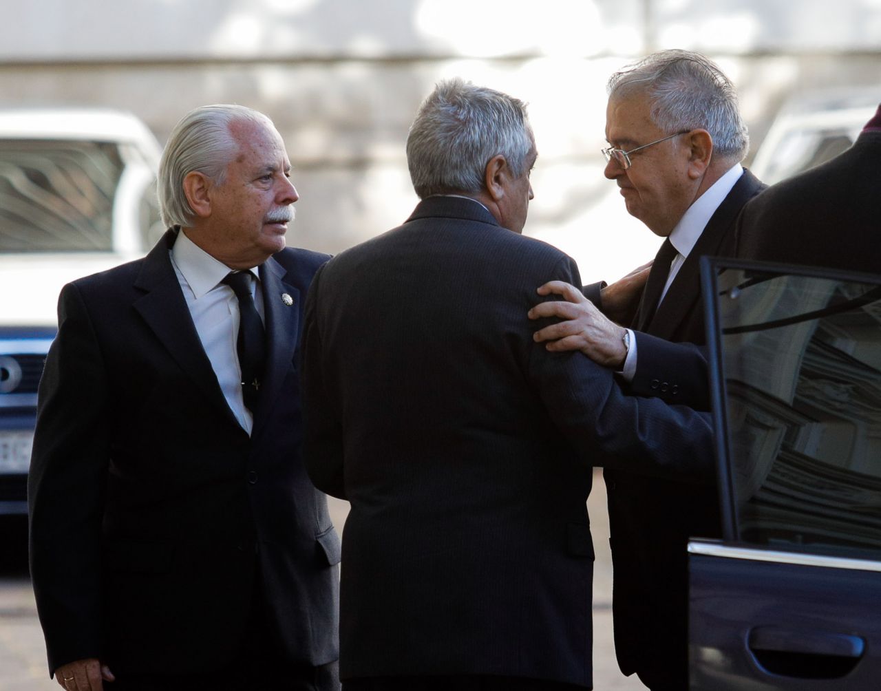 El presidente del tribunal Constitucional, Juan José González Rivas, se despide del teniente fiscal del Estado, Luis Navajas