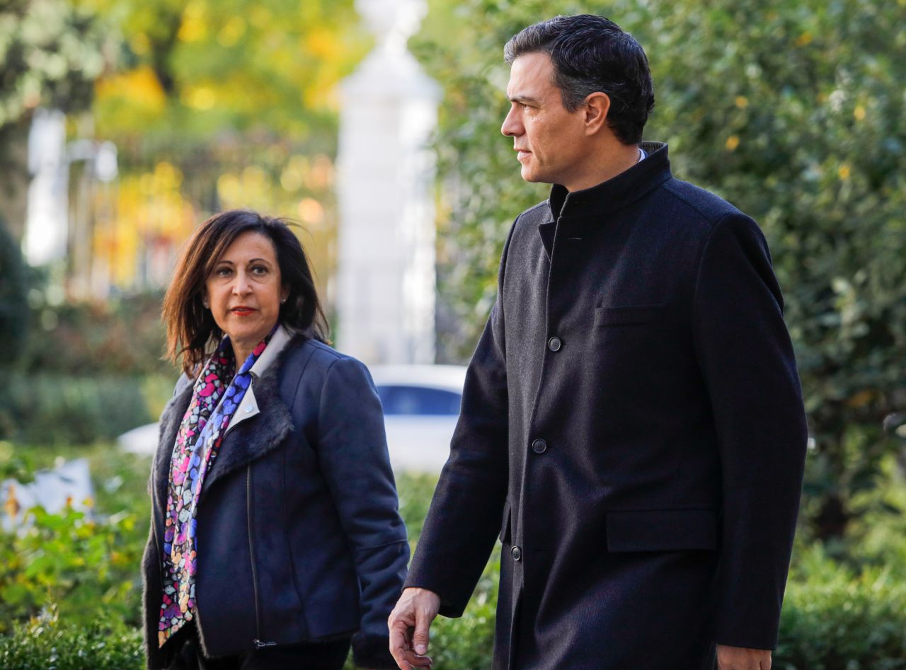 Pedro Sánchez y Margarita Robles a su llegada a la capilla ardiente de José Manuel Maza.