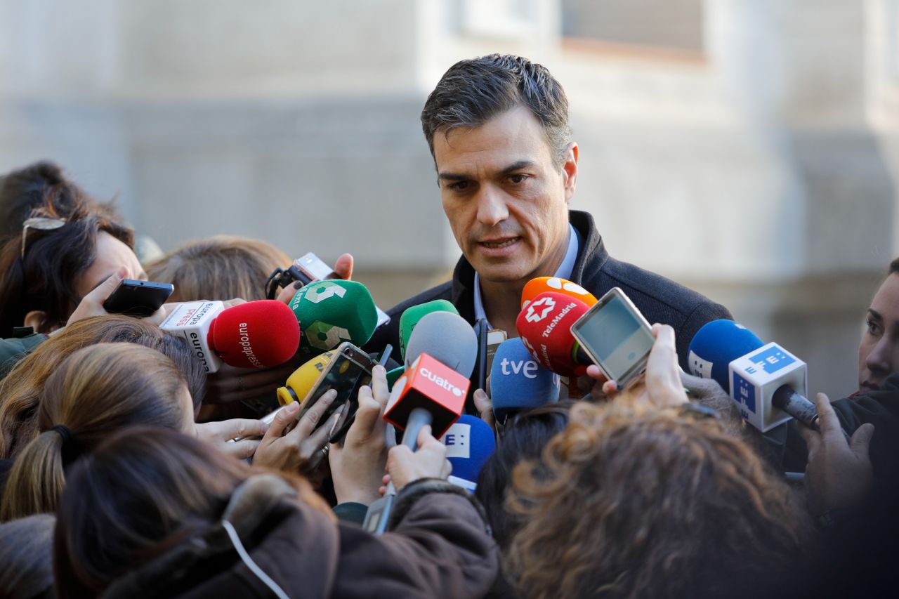 El secretario general del PSOE, Pedro Sánchez, atendiendo a los mediso.